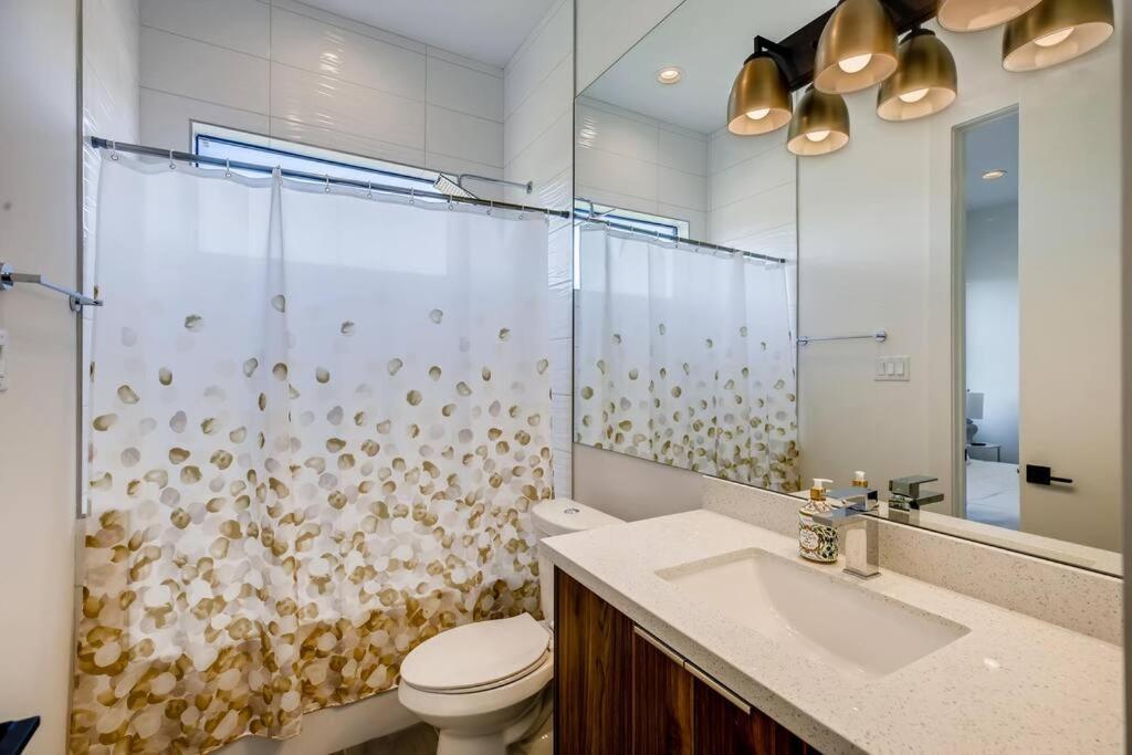 4 Story Home Mins To Downtown Houston With City Views Экстерьер фото