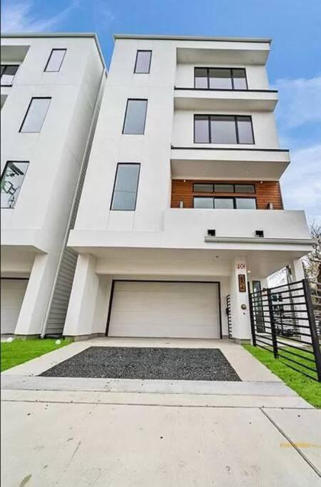 4 Story Home Mins To Downtown Houston With City Views Экстерьер фото