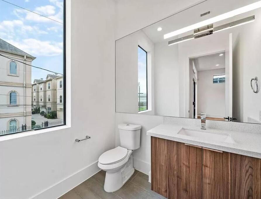 4 Story Home Mins To Downtown Houston With City Views Экстерьер фото