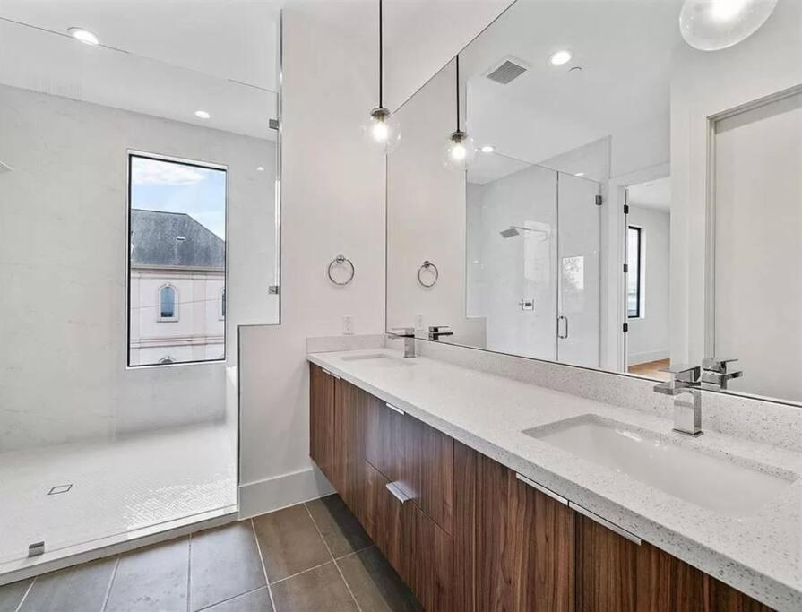 4 Story Home Mins To Downtown Houston With City Views Экстерьер фото