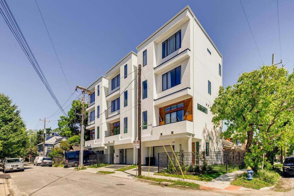 4 Story Home Mins To Downtown Houston With City Views Экстерьер фото